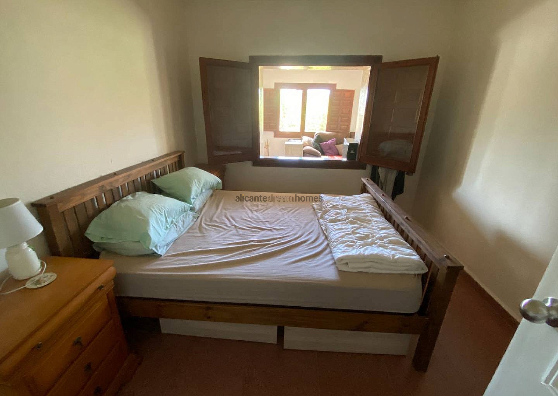 Resale - 6 Bedroom 3 Bathroom Country house in Sax -  - Alicante