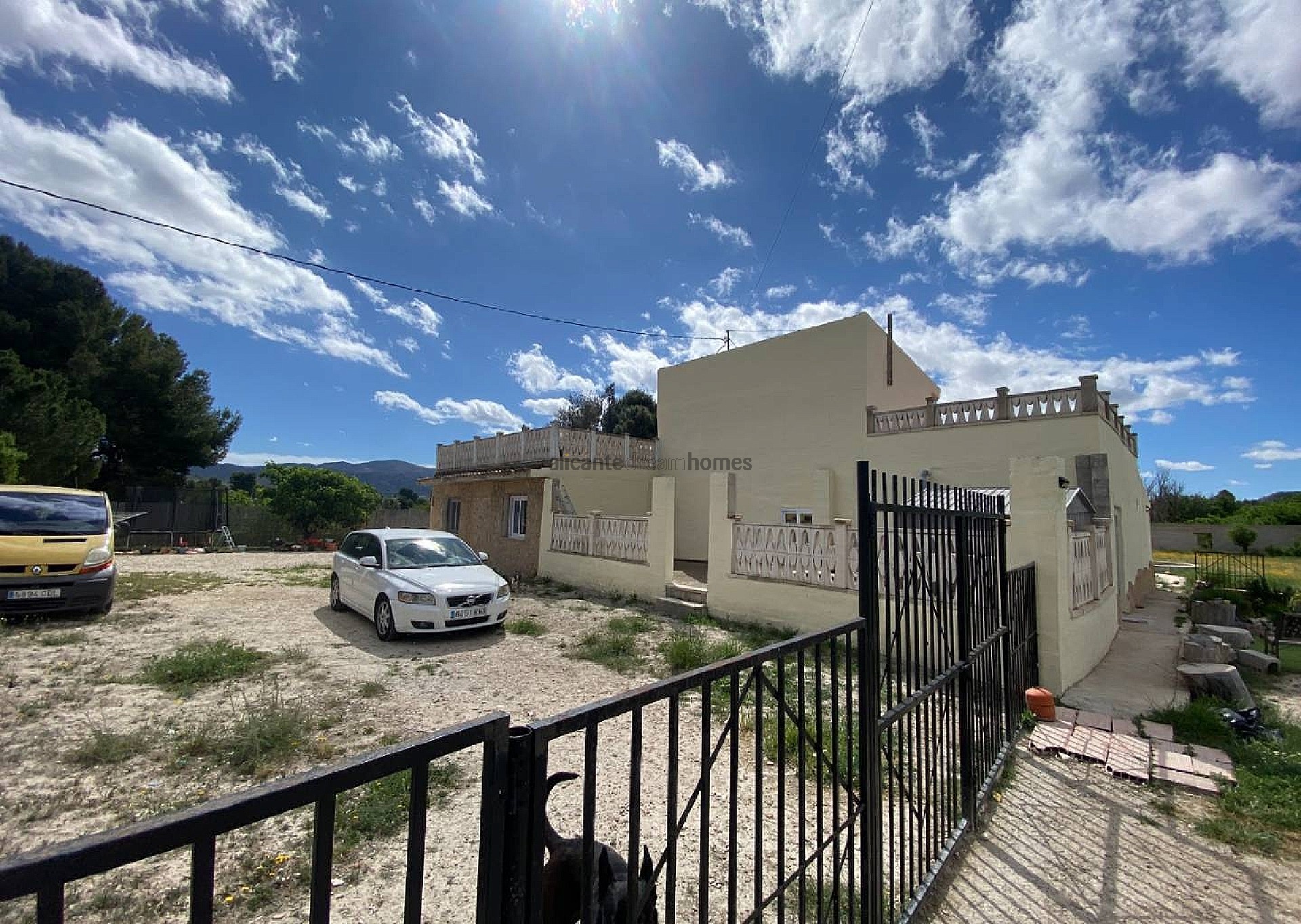 Resale - 6 Bedroom 3 Bathroom Country house in Sax -  - Alicante