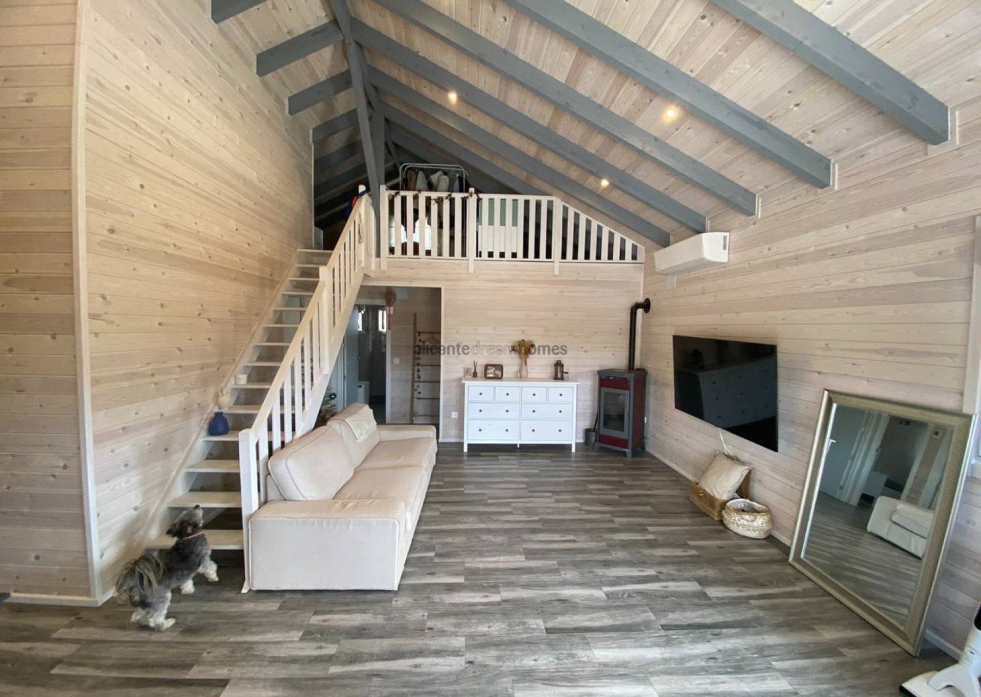 Resale - 3 Bedroom 1 Bathroom Wooden House in Monóvar -  - Alicante