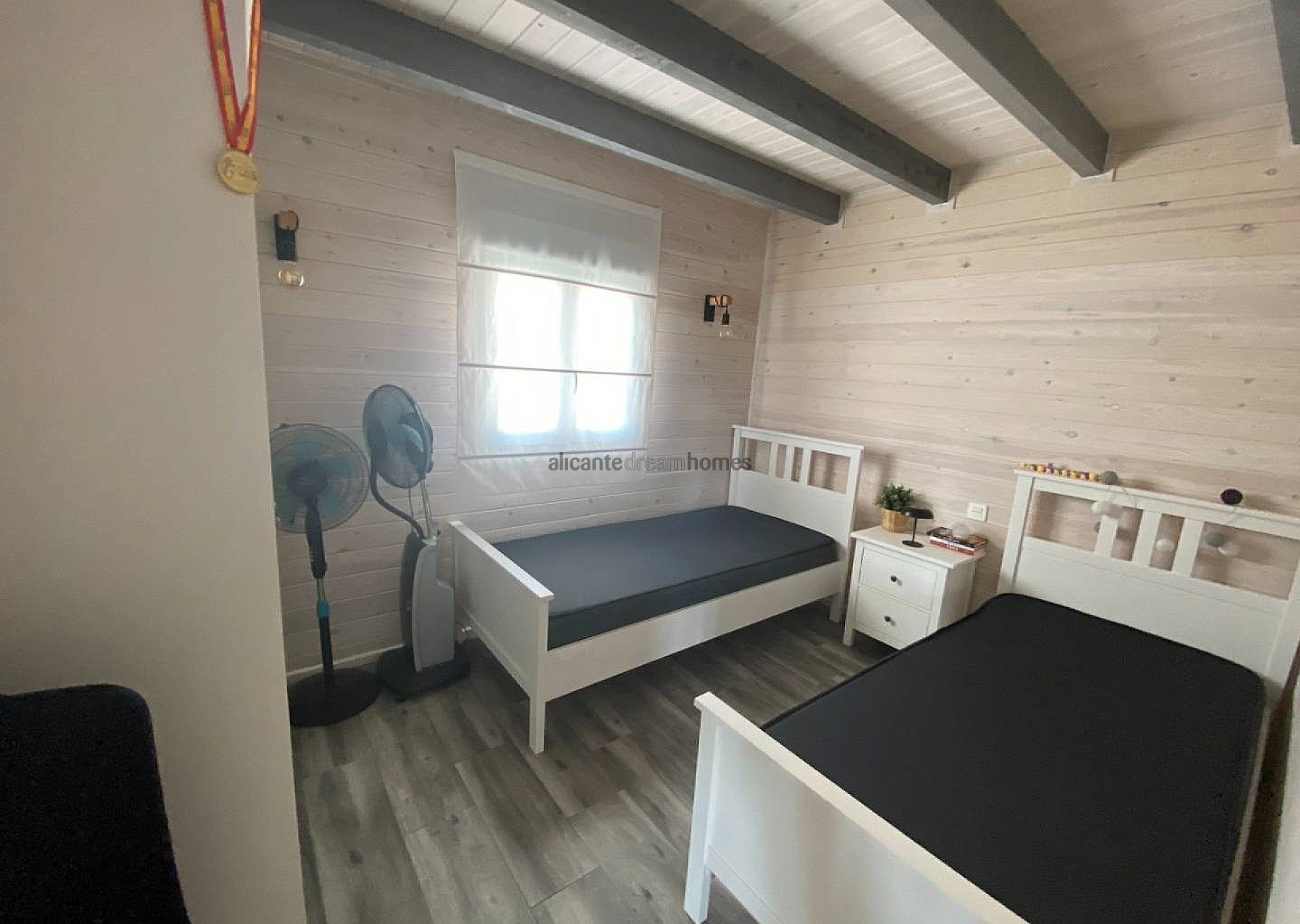 Resale - 3 Bedroom 1 Bathroom Wooden House in Monóvar -  - Alicante