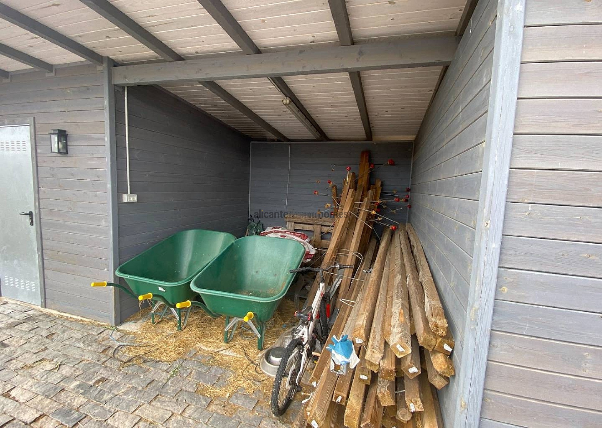 Resale - 3 Bedroom 1 Bathroom Wooden House in Monóvar -  - Alicante