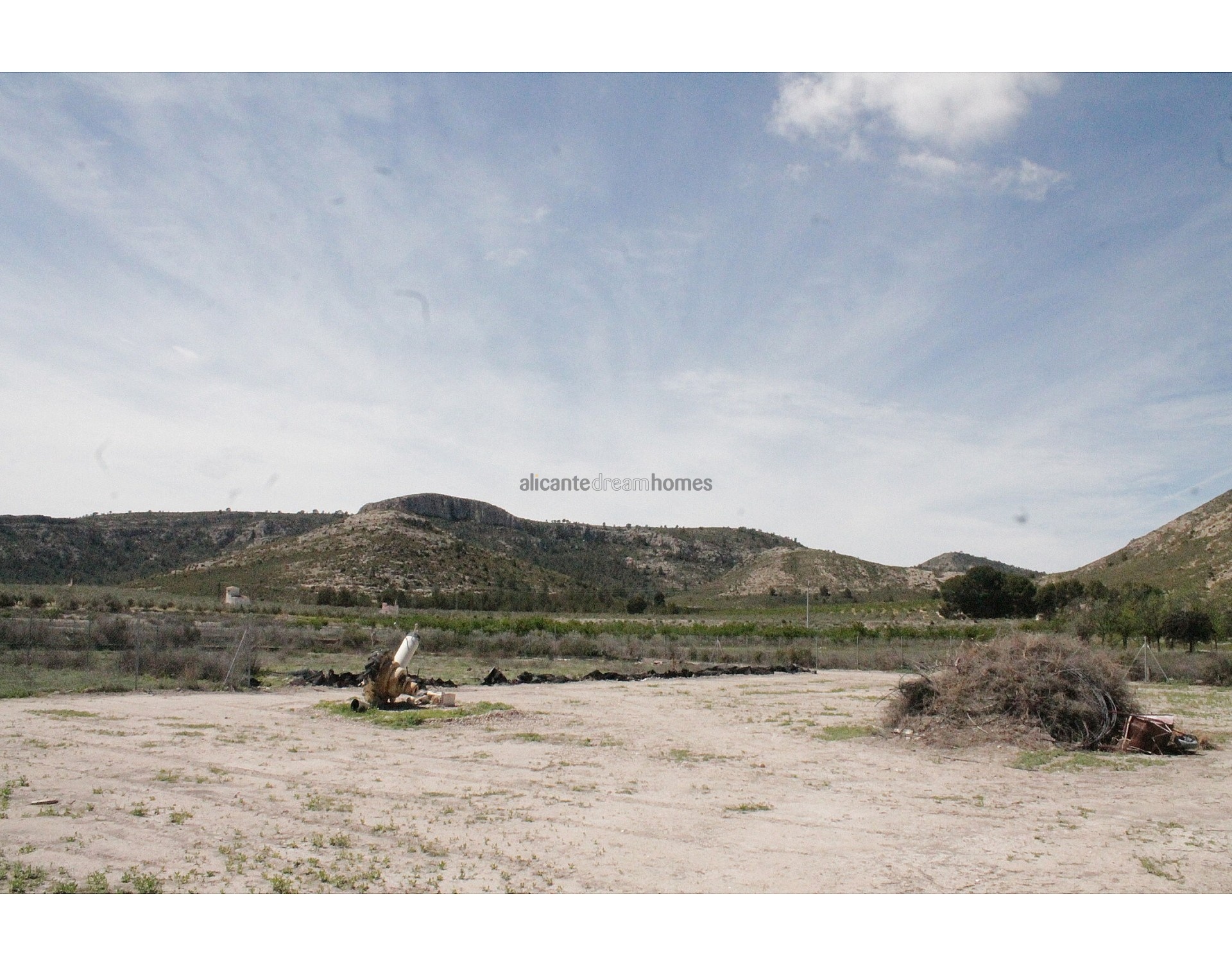 Resale - 3 Bedroom 2 Bathroom Country house in Villena -  - Alicante