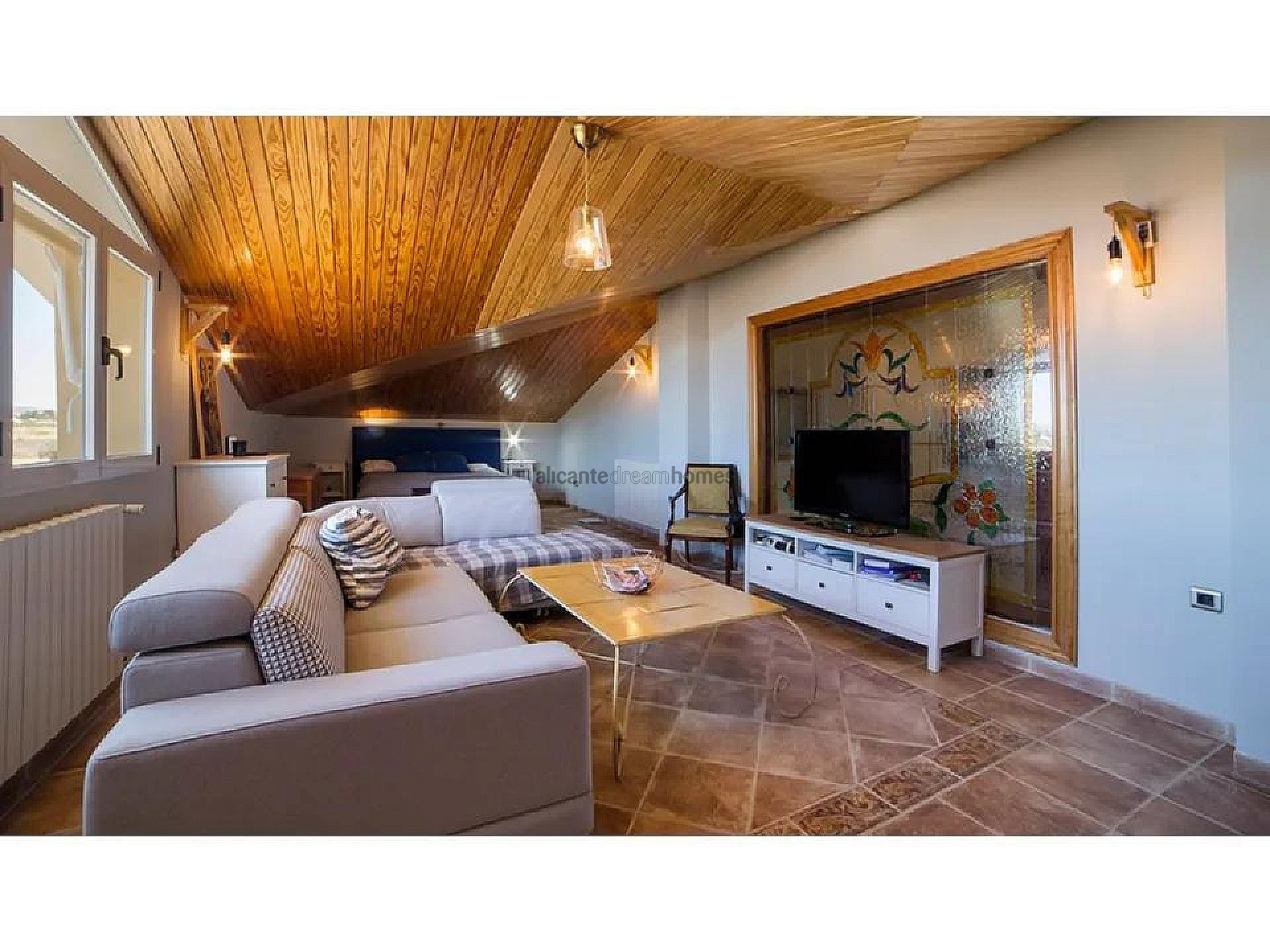 Resale - 6 Bedroom 4 Bathroom Villa in Yecla -  - Murcia