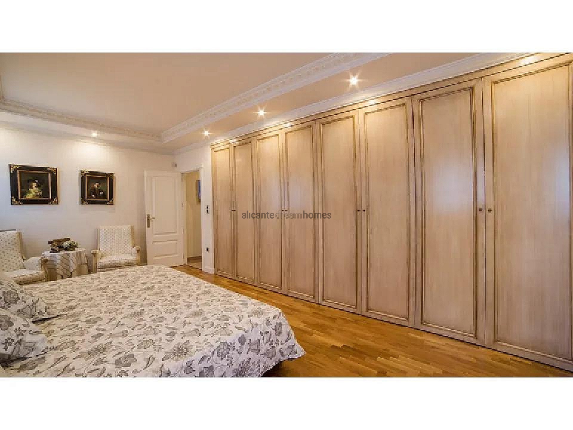 Resale - 6 Bedroom 4 Bathroom Villa in Yecla -  - Murcia