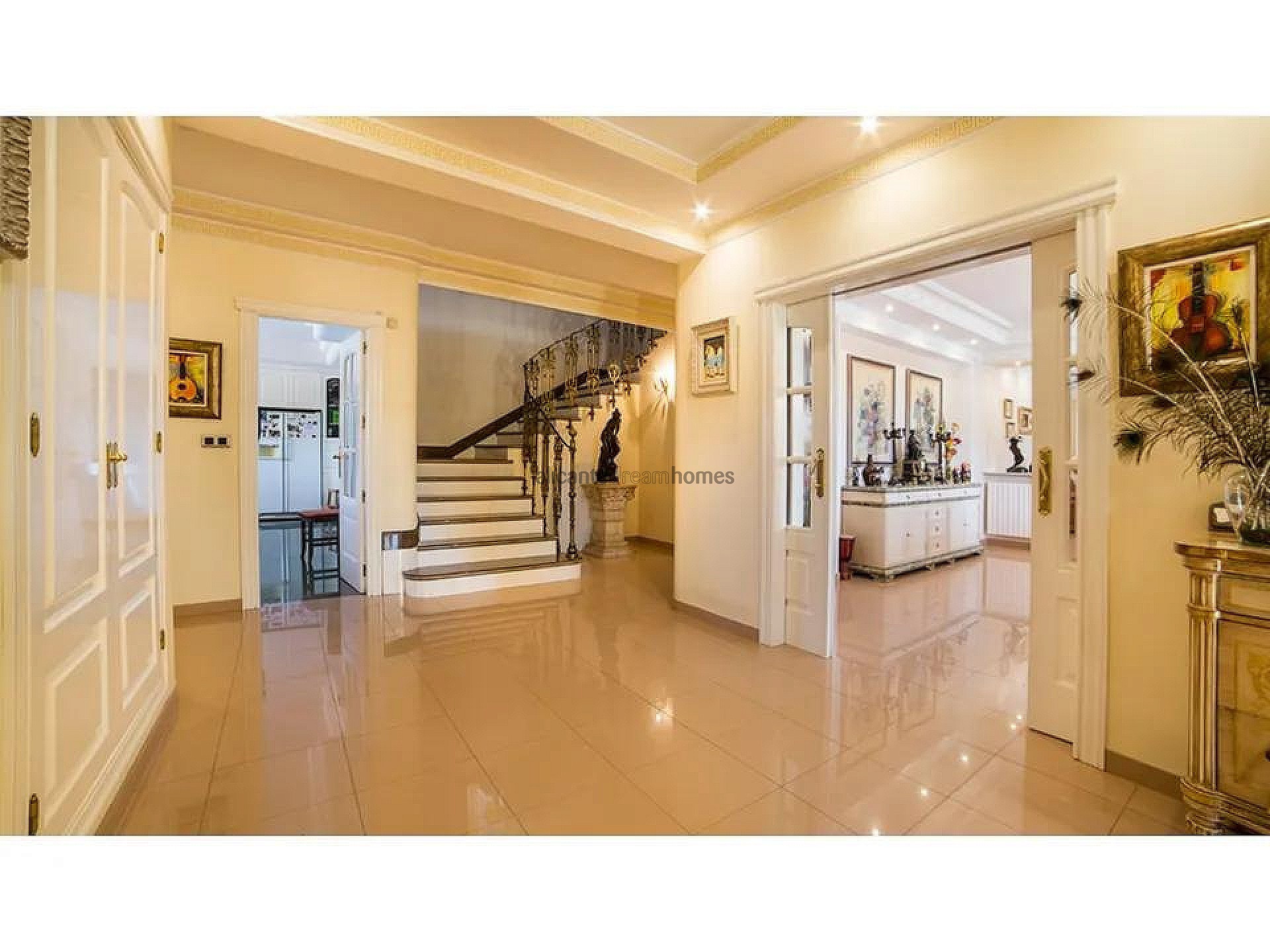 Resale - 6 Bedroom 4 Bathroom Villa in Yecla -  - Murcia