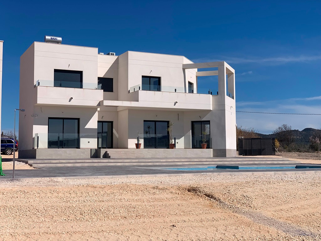 Resale - 6 Bedroom 4 Bathroom Villa in Pinoso -  - Alicante