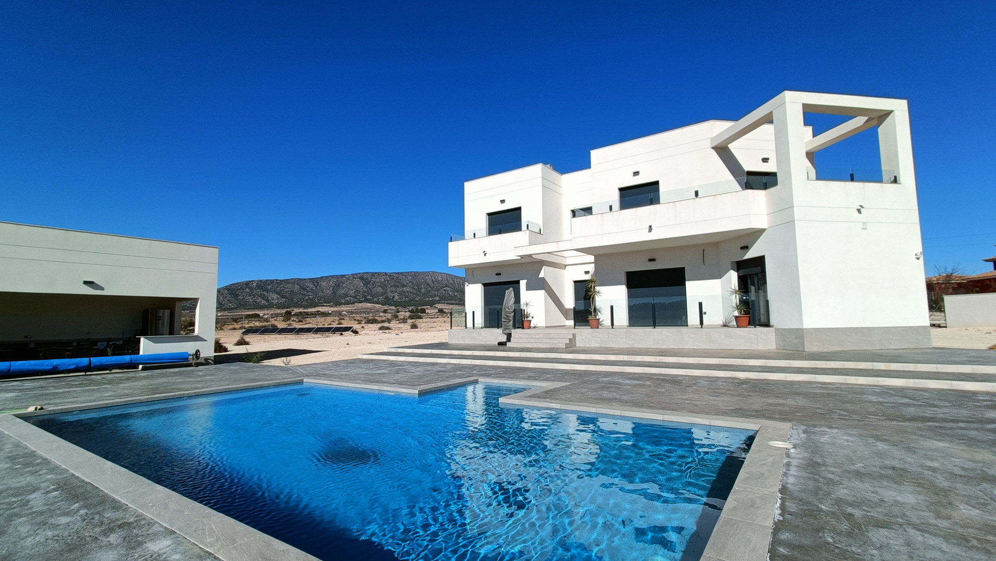 Resale - 6 Bedroom 4 Bathroom Villa in Pinoso -  - Alicante