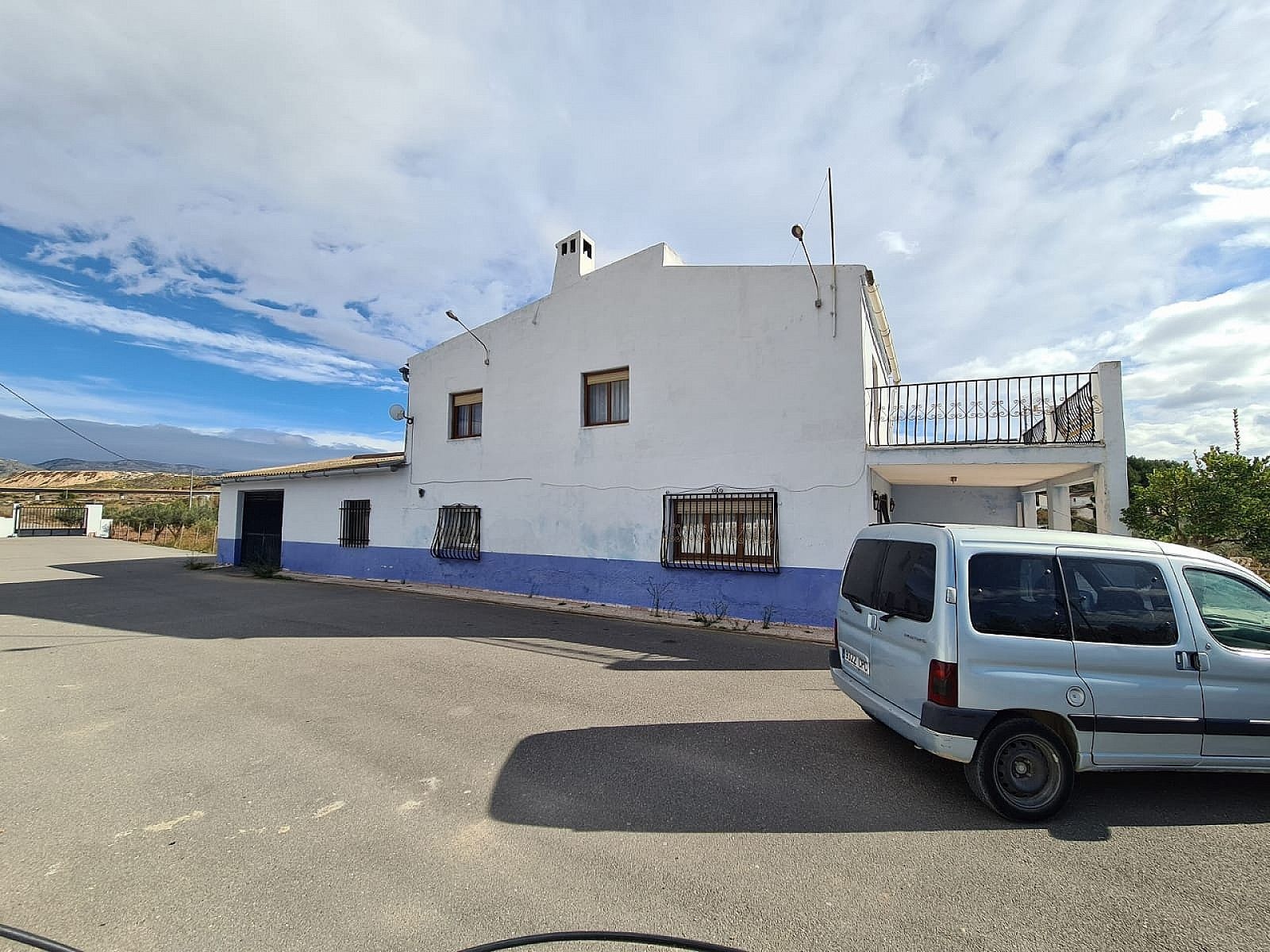 Resale - 4 Bedroom 2 Bathroom Country house in Sax -  - Alicante