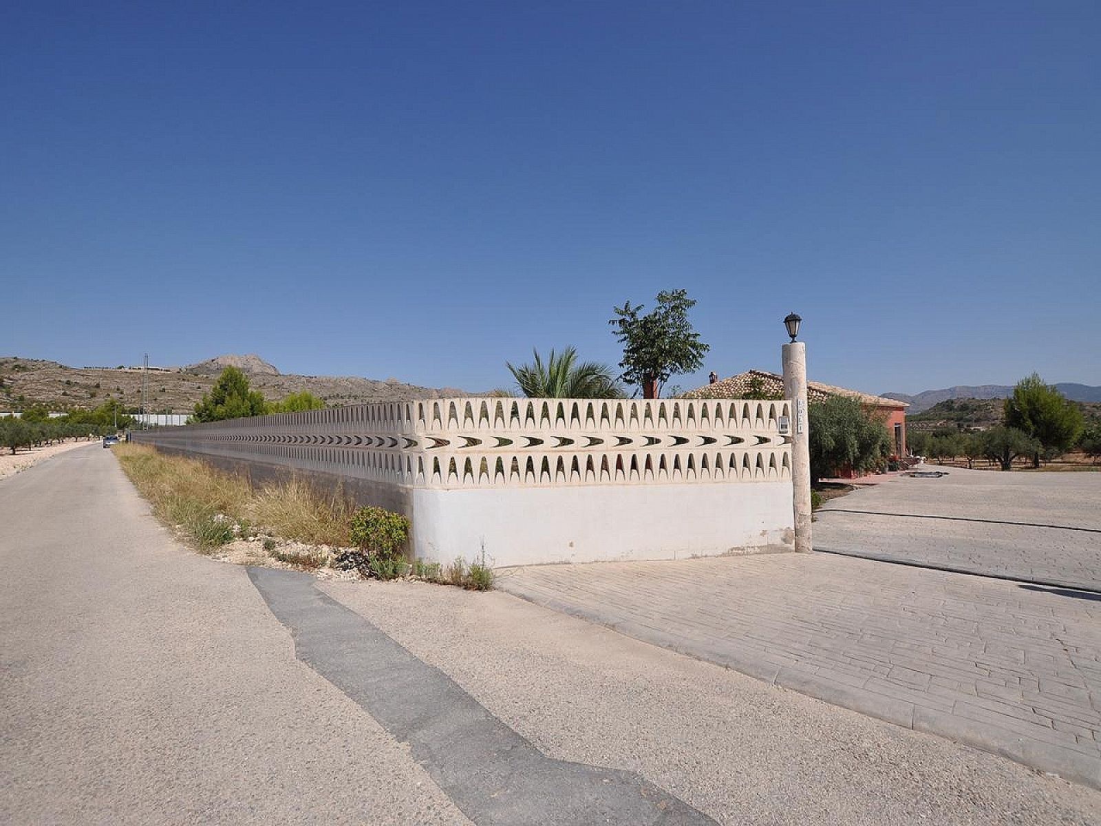 Resale - 8 Bedroom 3 Bathroom Villa in Sax -  - Alicante