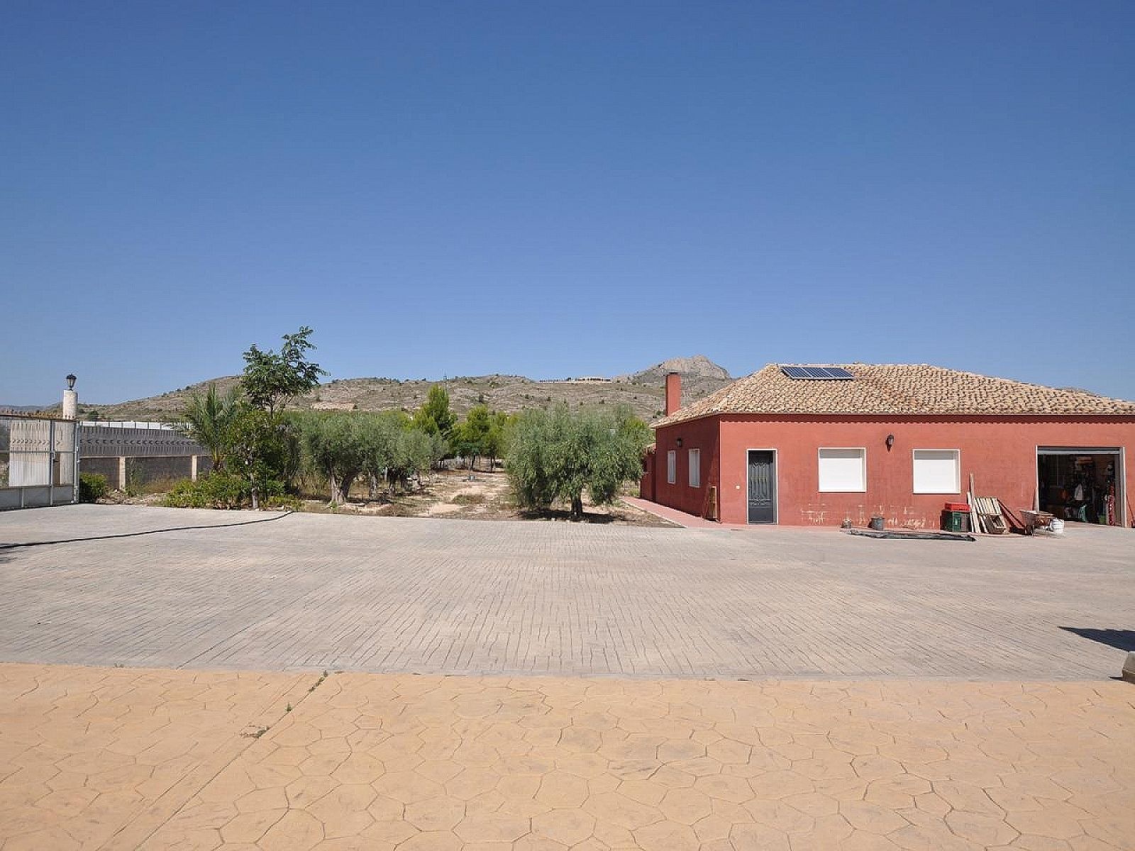 Resale - 8 Bedroom 3 Bathroom Villa in Sax -  - Alicante
