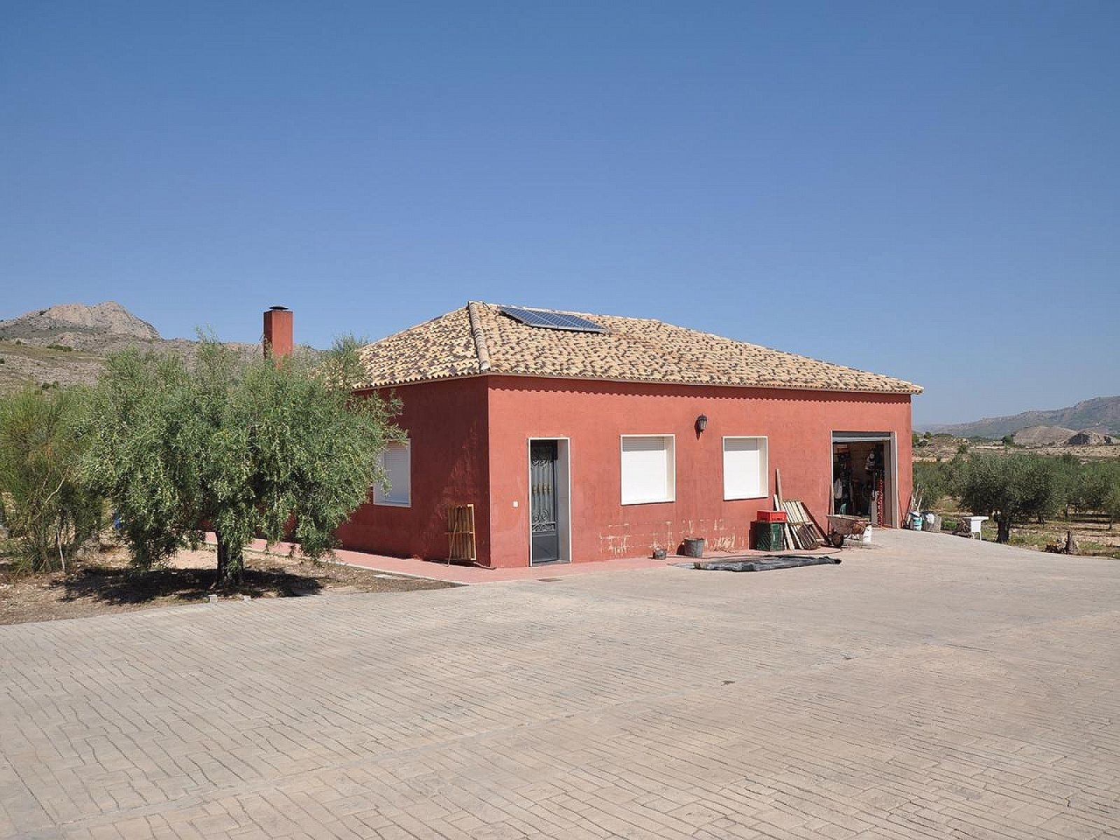 Resale - 8 Bedroom 3 Bathroom Villa in Sax -  - Alicante