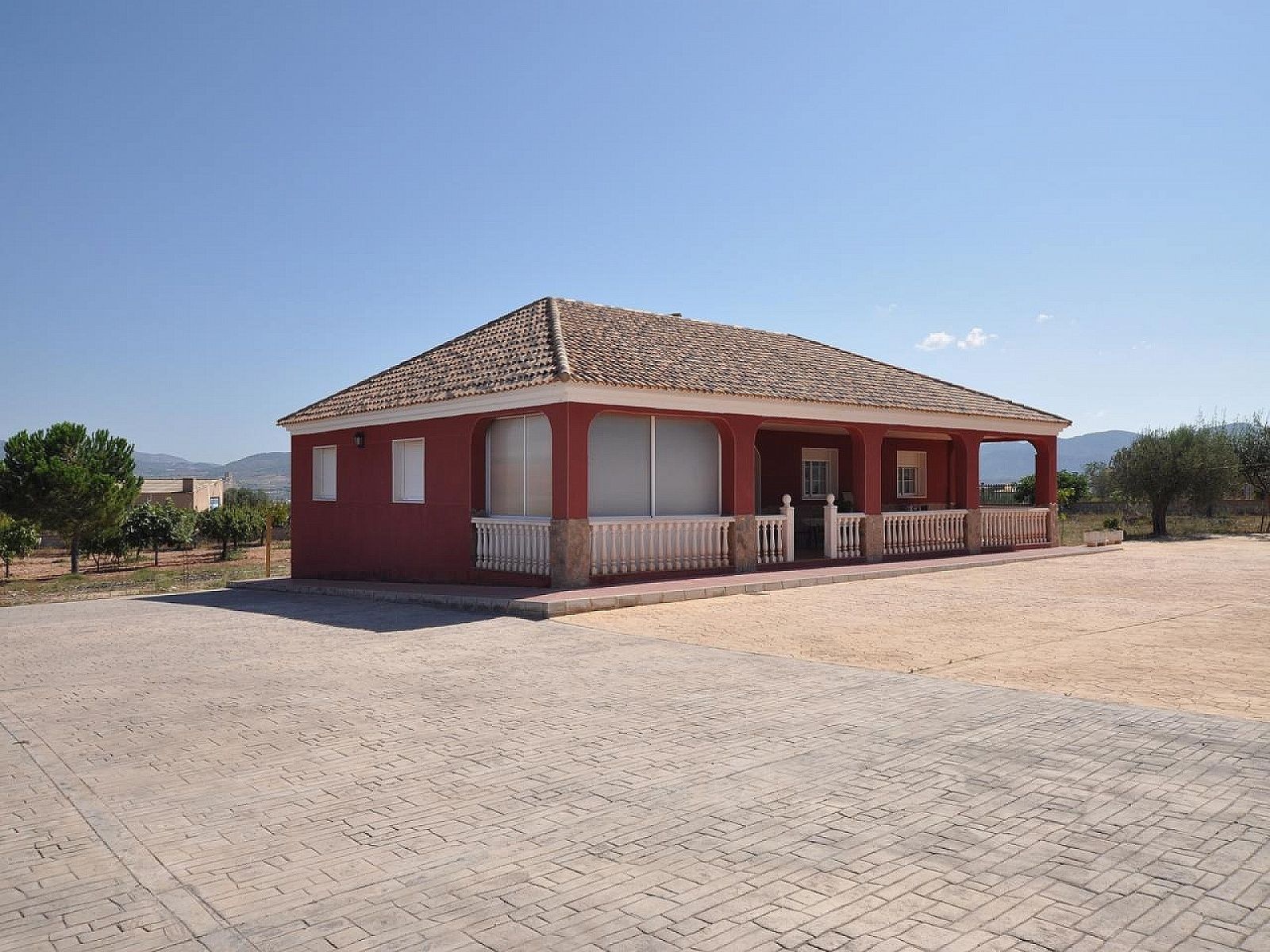 Resale - 8 Bedroom 3 Bathroom Villa in Sax -  - Alicante