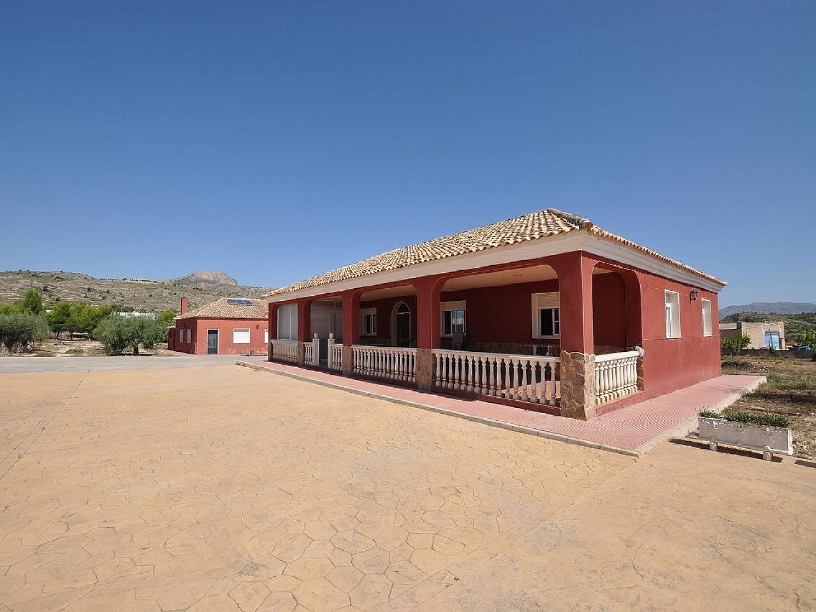 Resale - 8 Bedroom 3 Bathroom Villa in Sax -  - Alicante