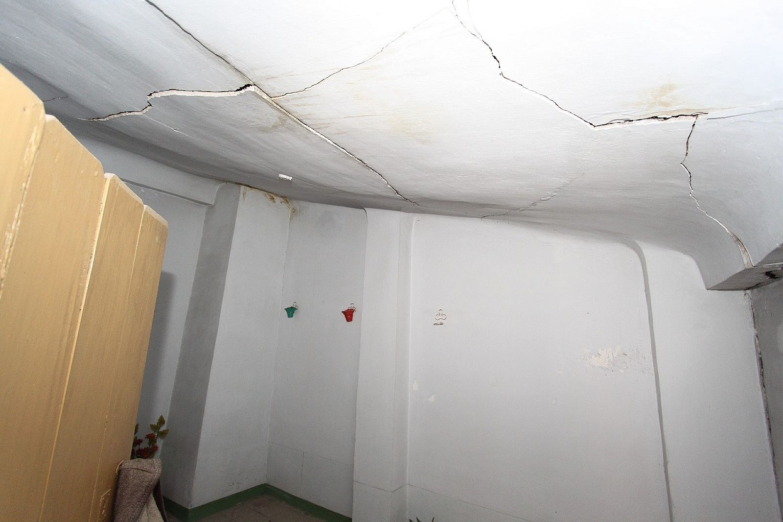 Resale - 6 Bedroom 1 Bathroom Townhouse in Villena -  - Alicante