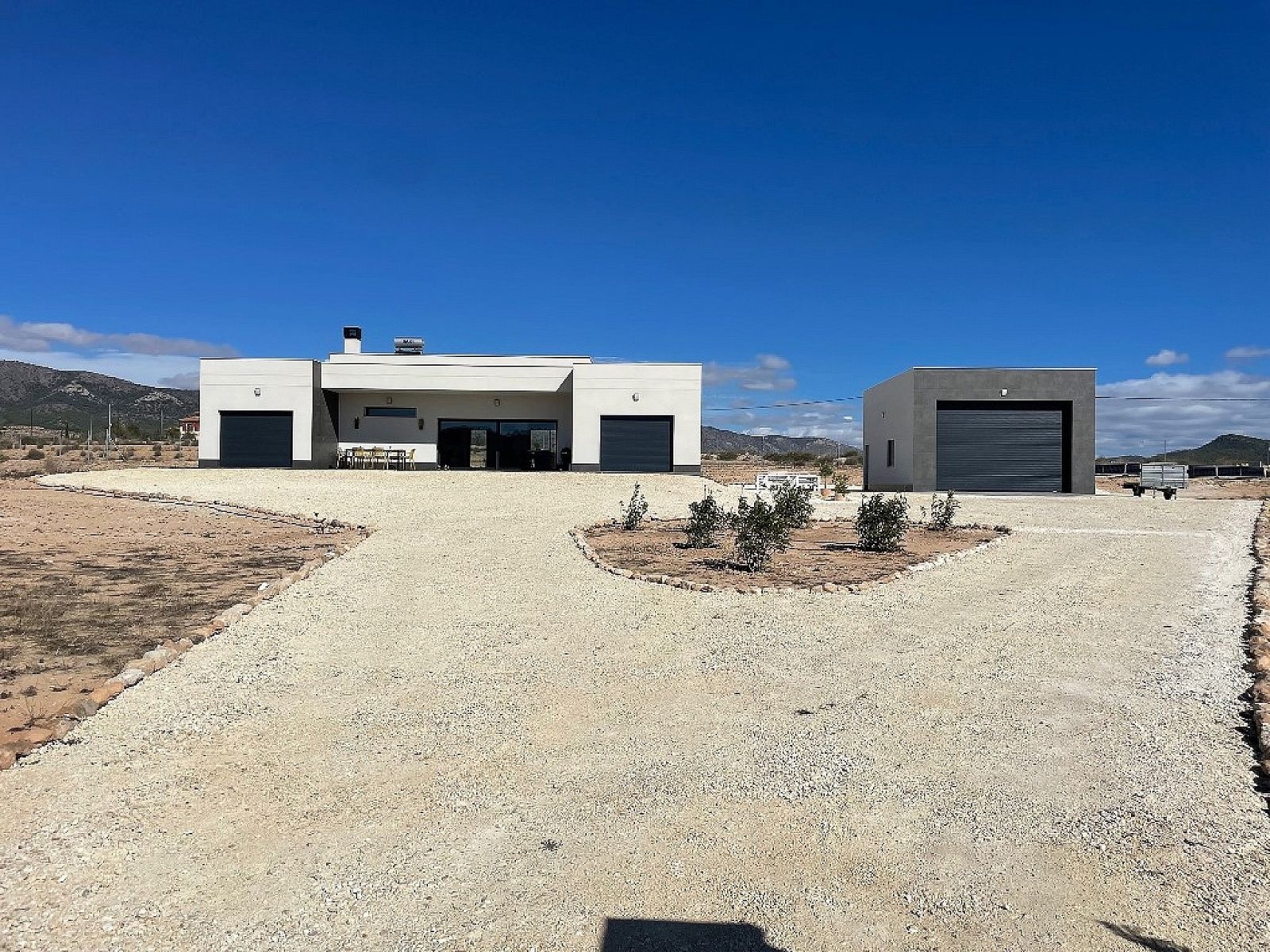 Resale - 4 Bedroom 3 Bathroom Villa in Pinoso -  - Alicante