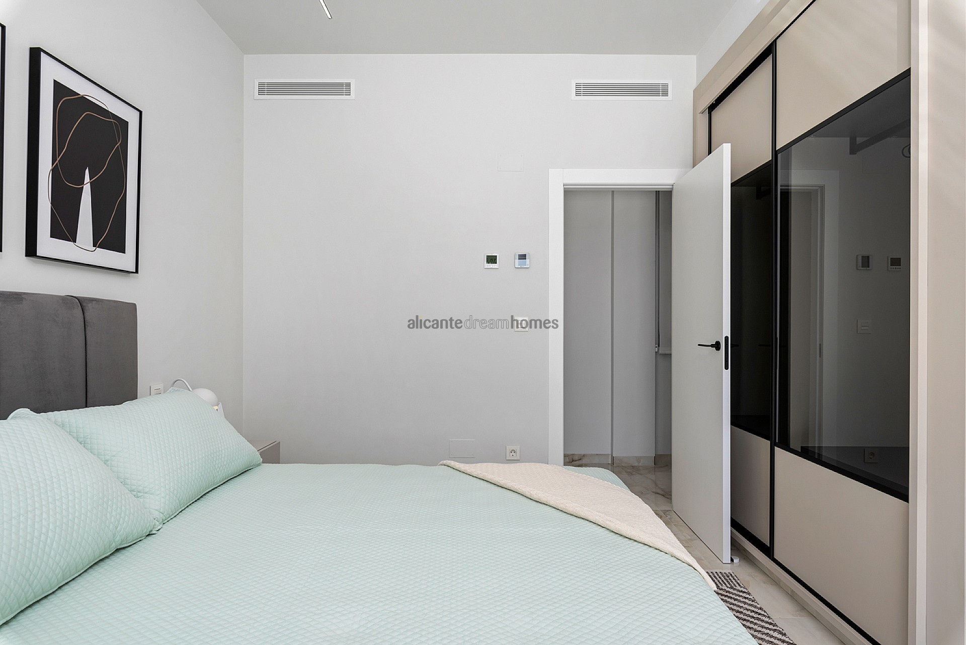 Resale - 3 Bedroom 2 Bathroom Villa in Algorfa -  - Alicante