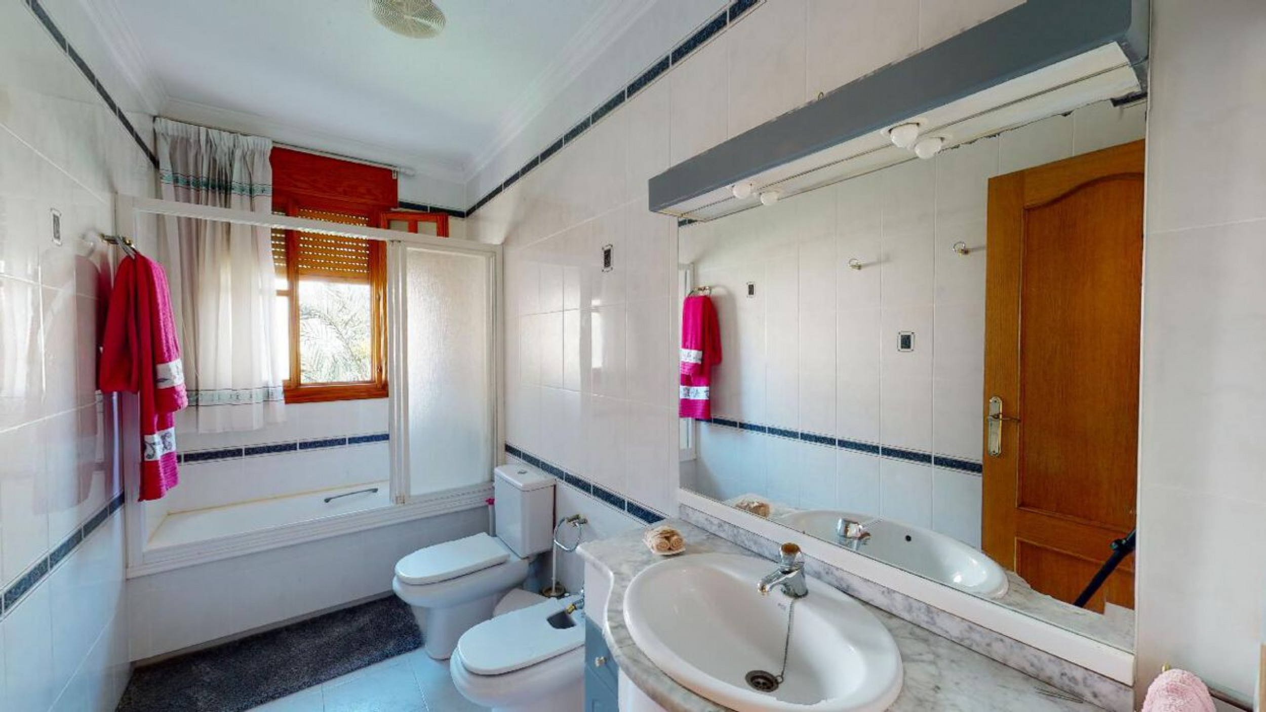 Resale - 4 Bedroom 3 Bathroom Villa in Sax -  - Alicante