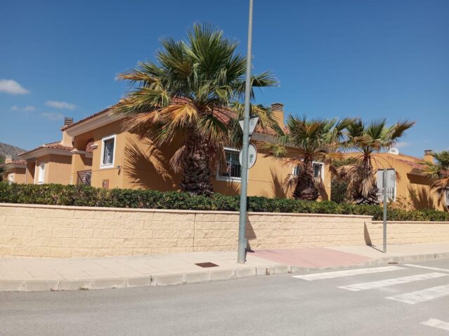 Resale - 3 Bedroom 2 Bathroom Villa in La Romana -  - Alicante
