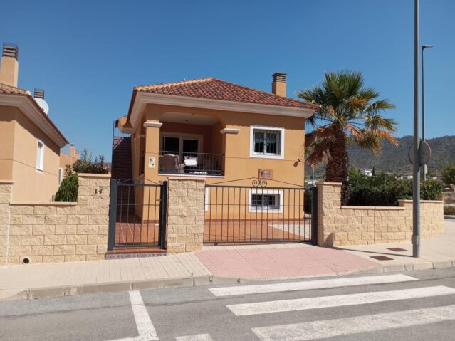 Resale - 3 Bedroom 2 Bathroom Villa in La Romana -  - Alicante