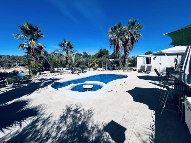 Resale - 5 Bedroom 2 Bathroom Villa in Monóvar -  - Alicante
