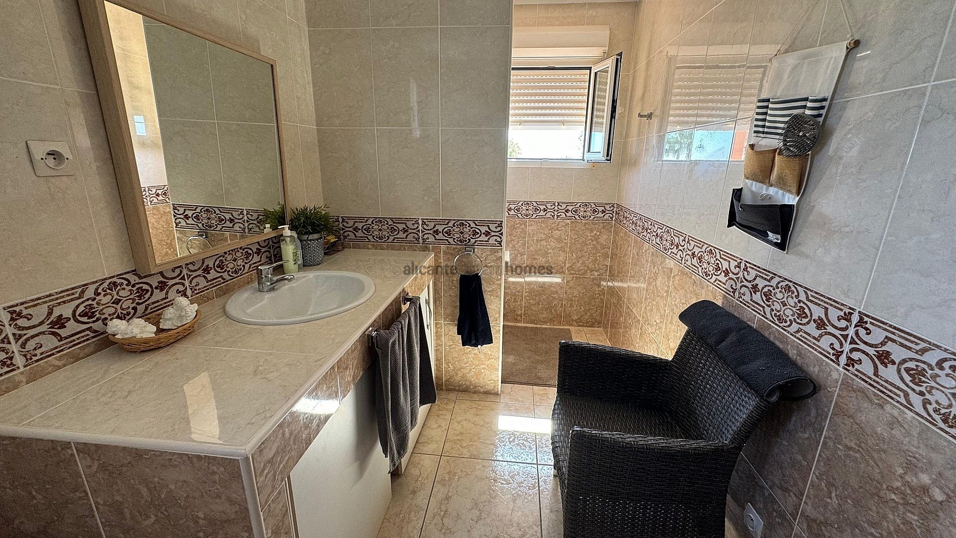 Resale - 6 Bedroom 3 Bathroom Villa in Albatera -  - Alicante