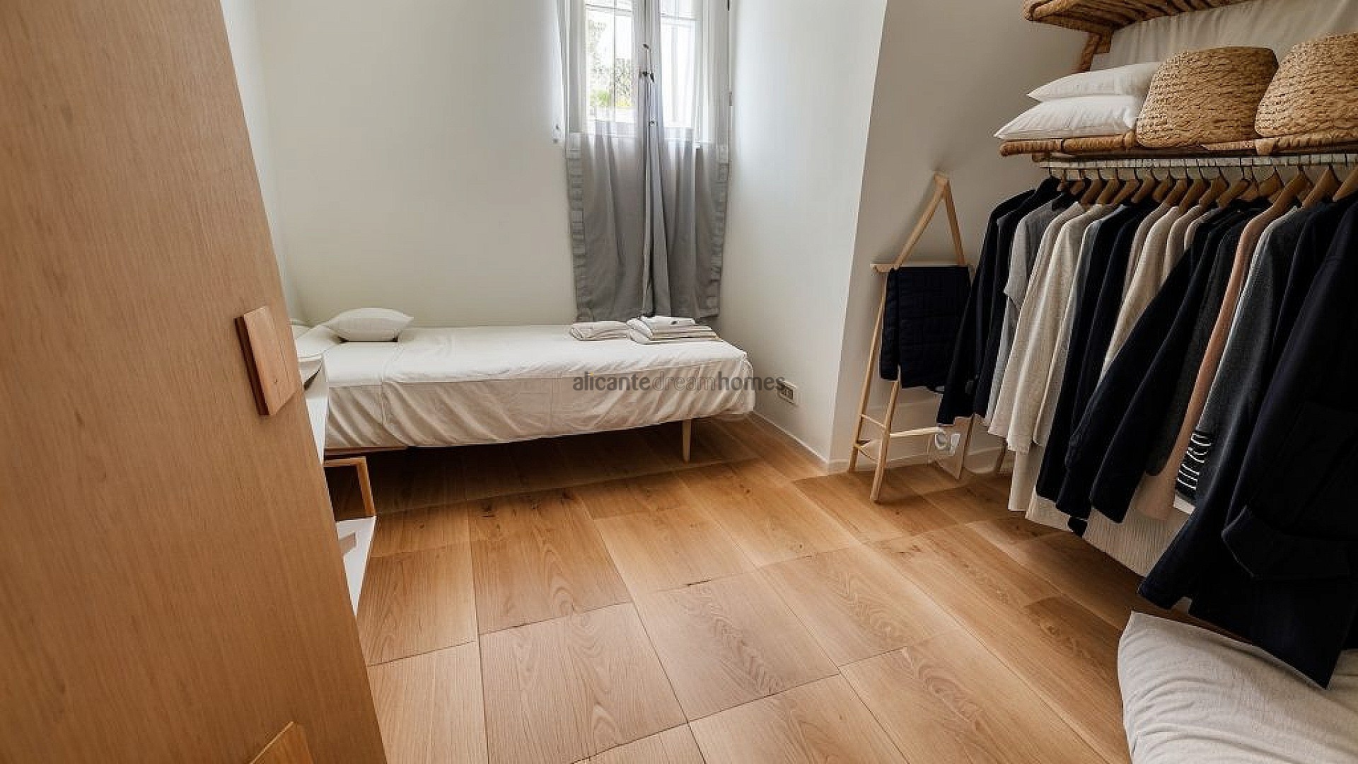 Resale - 6 Bedroom 3 Bathroom Villa in Albatera -  - Alicante