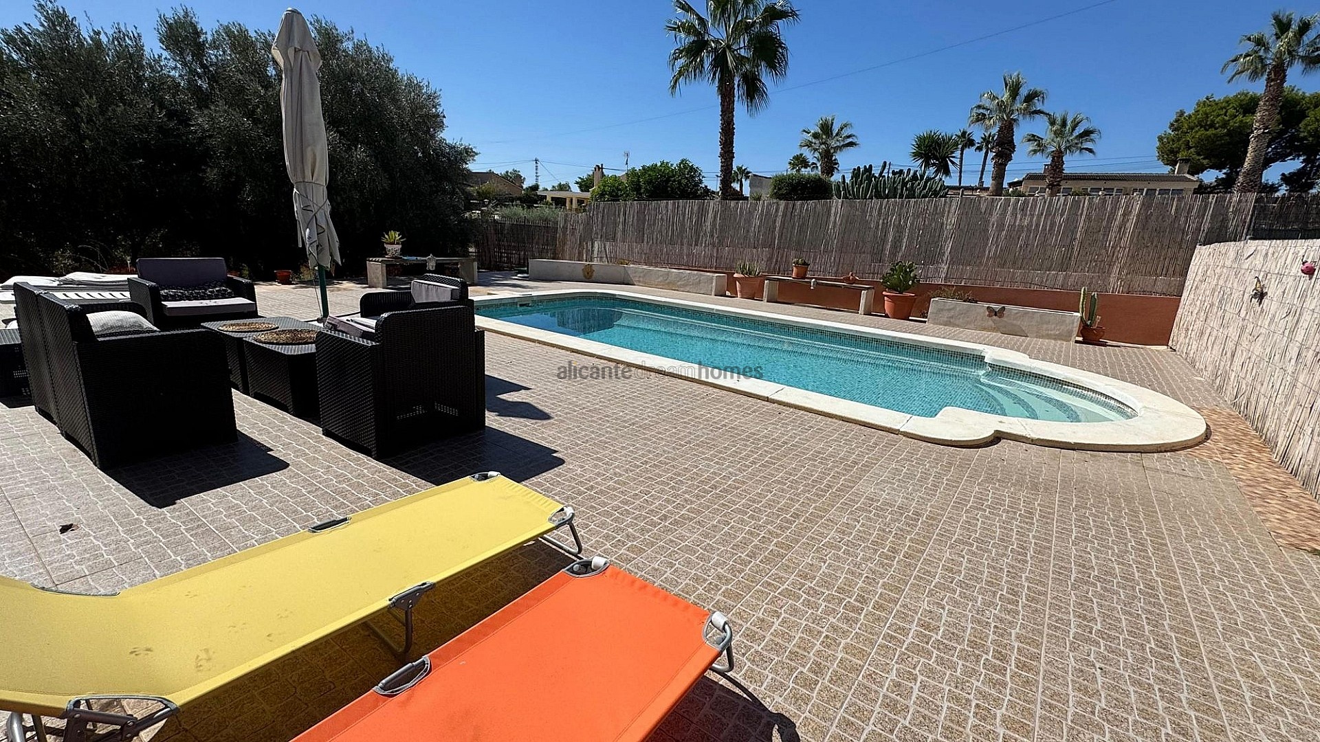 Resale - 6 Bedroom 3 Bathroom Villa in Albatera -  - Alicante