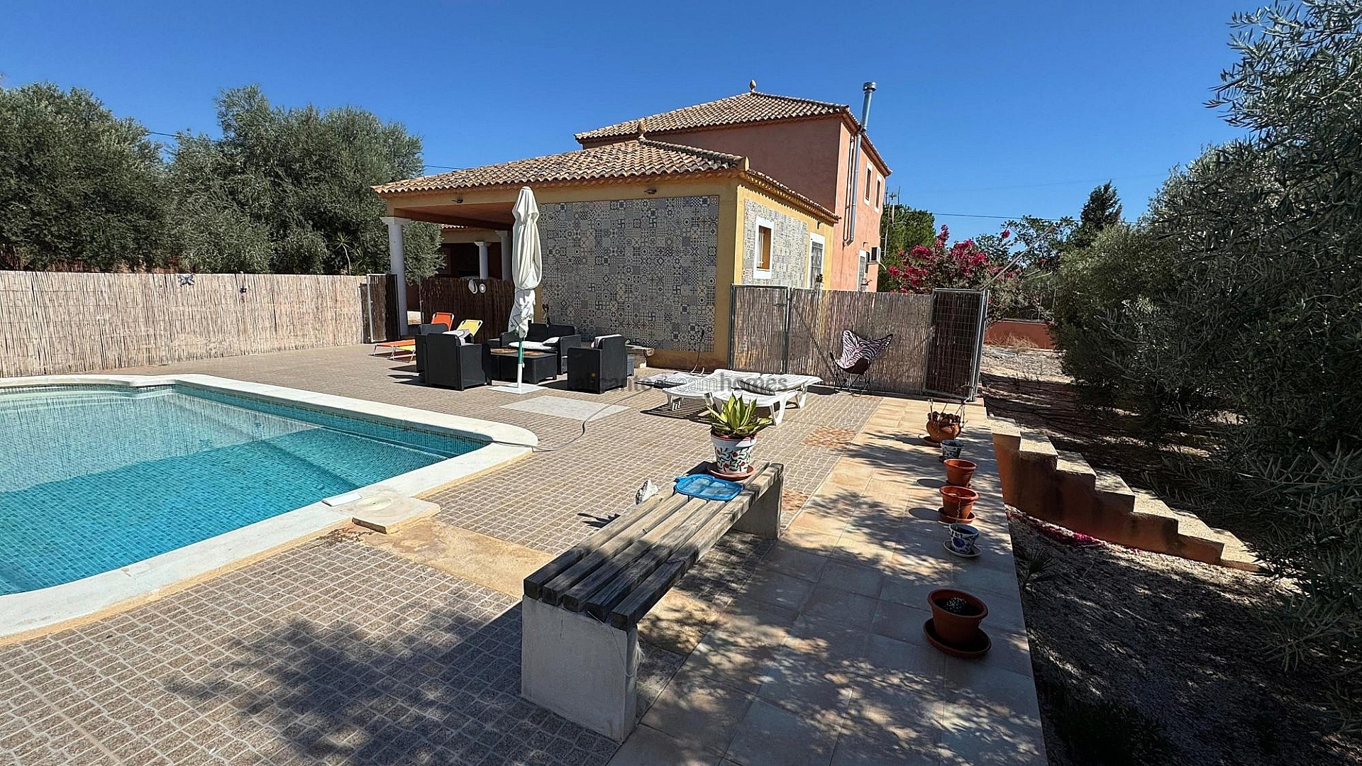 Resale - 6 Bedroom 3 Bathroom Villa in Albatera -  - Alicante