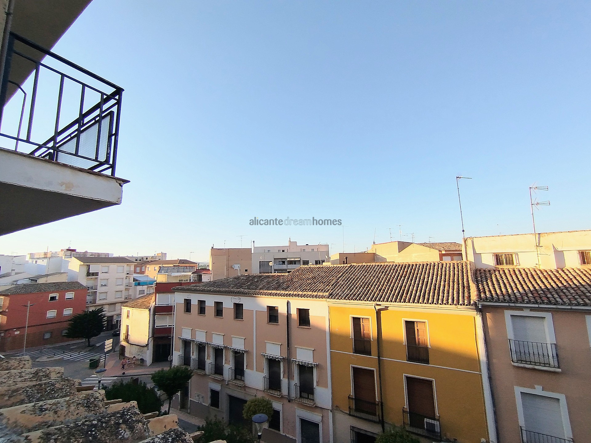 Resale - 4 Bedroom 2 Bathroom Townhouse in Yecla -  - Murcia