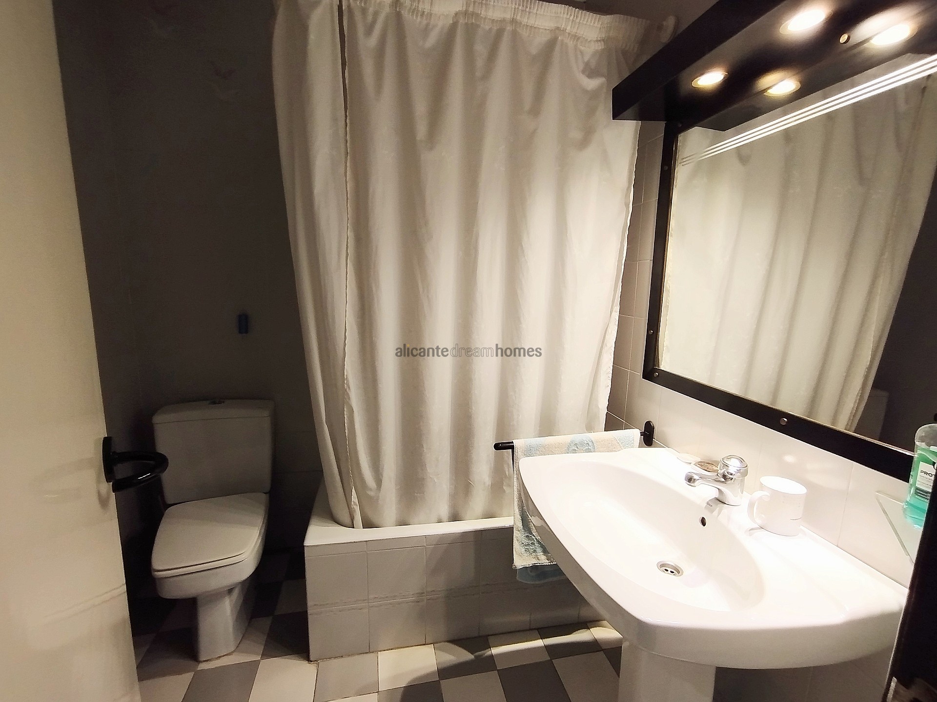 Resale - 4 Bedroom 2 Bathroom Townhouse in Yecla -  - Murcia