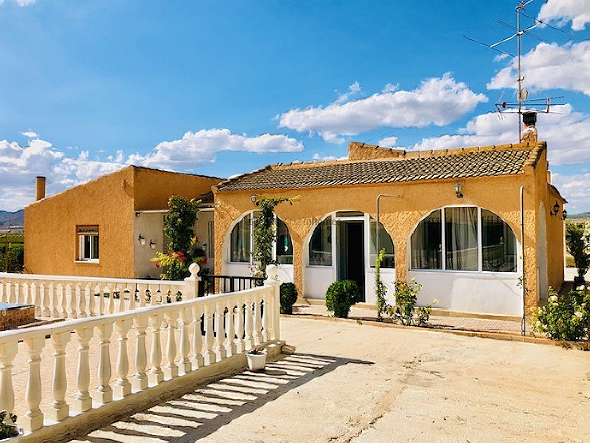 Resale - 4 Bedroom 1 Bathroom Country house in Yecla -  - Murcia