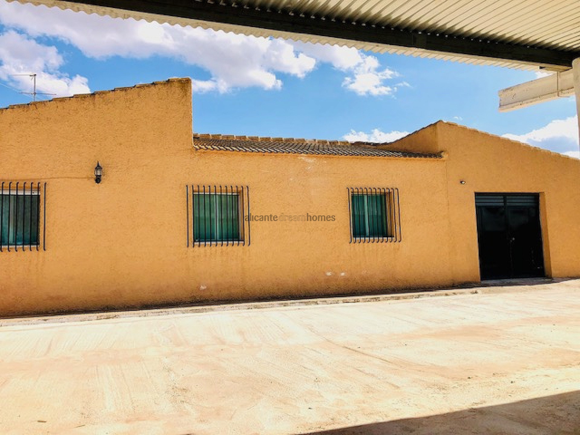 Resale - 4 Bedroom 1 Bathroom Country house in Yecla -  - Murcia