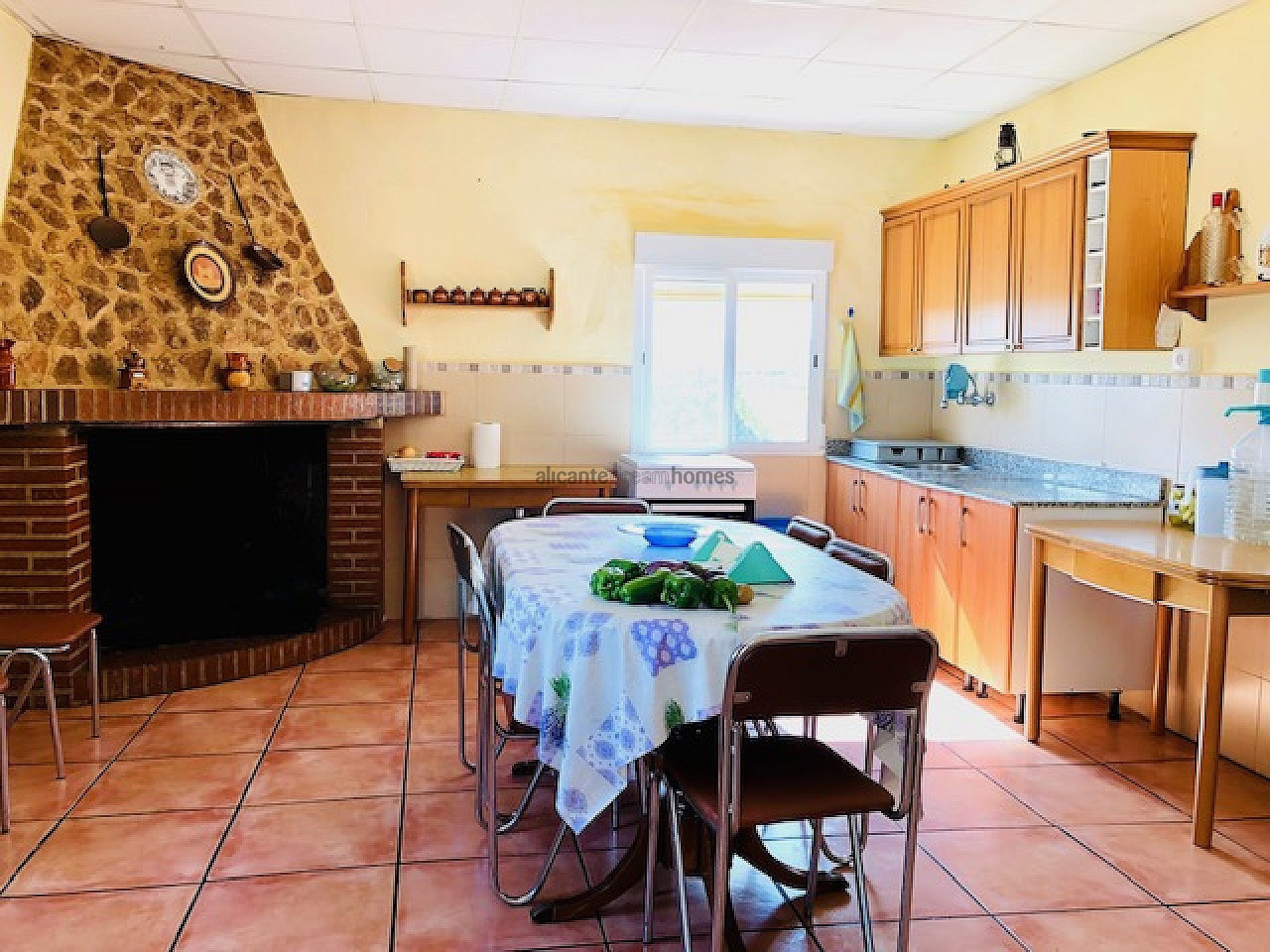 Resale - 4 Bedroom 1 Bathroom Country house in Yecla -  - Murcia