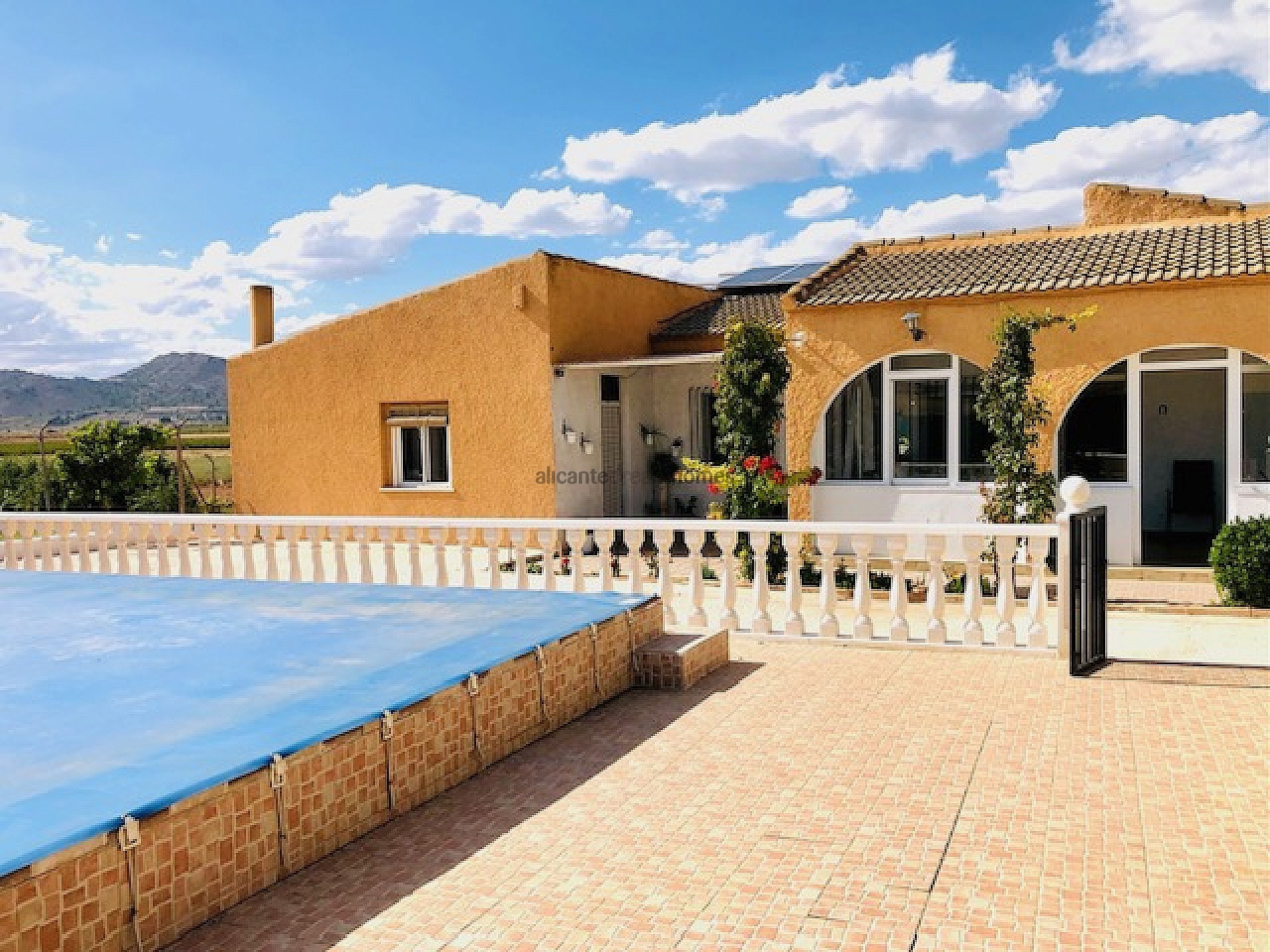 Resale - 4 Bedroom 1 Bathroom Country house in Yecla -  - Murcia