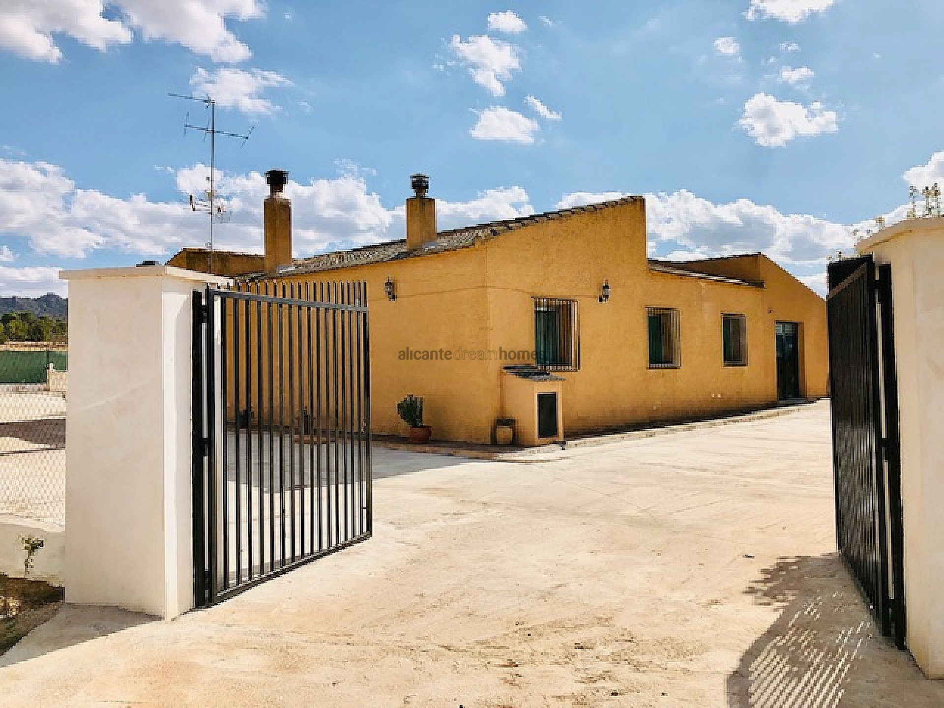 Resale - 4 Bedroom 1 Bathroom Country house in Yecla -  - Murcia