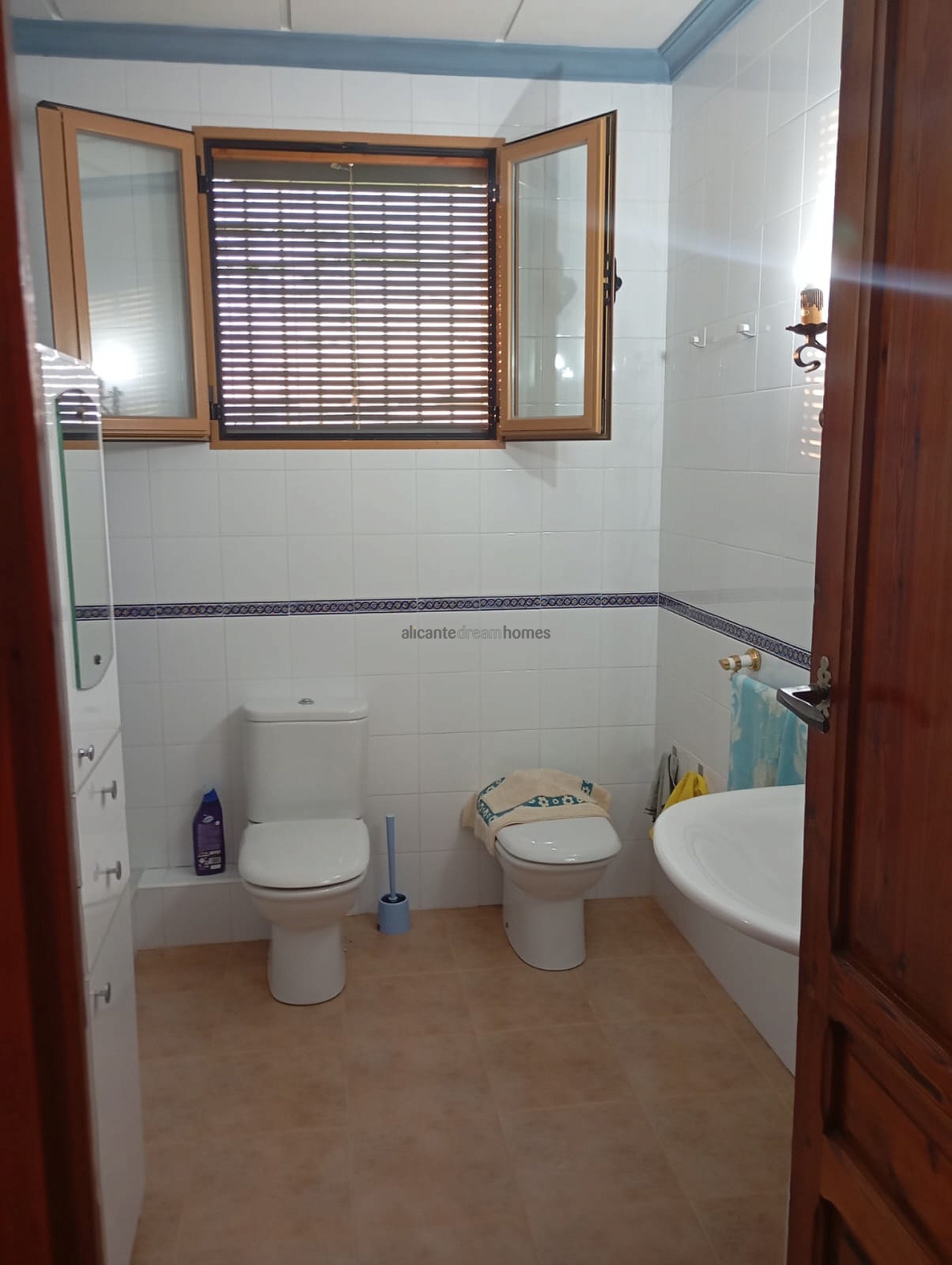 Resale - 3 Bedroom 2 Bathroom Country house in Yecla -  - Murcia