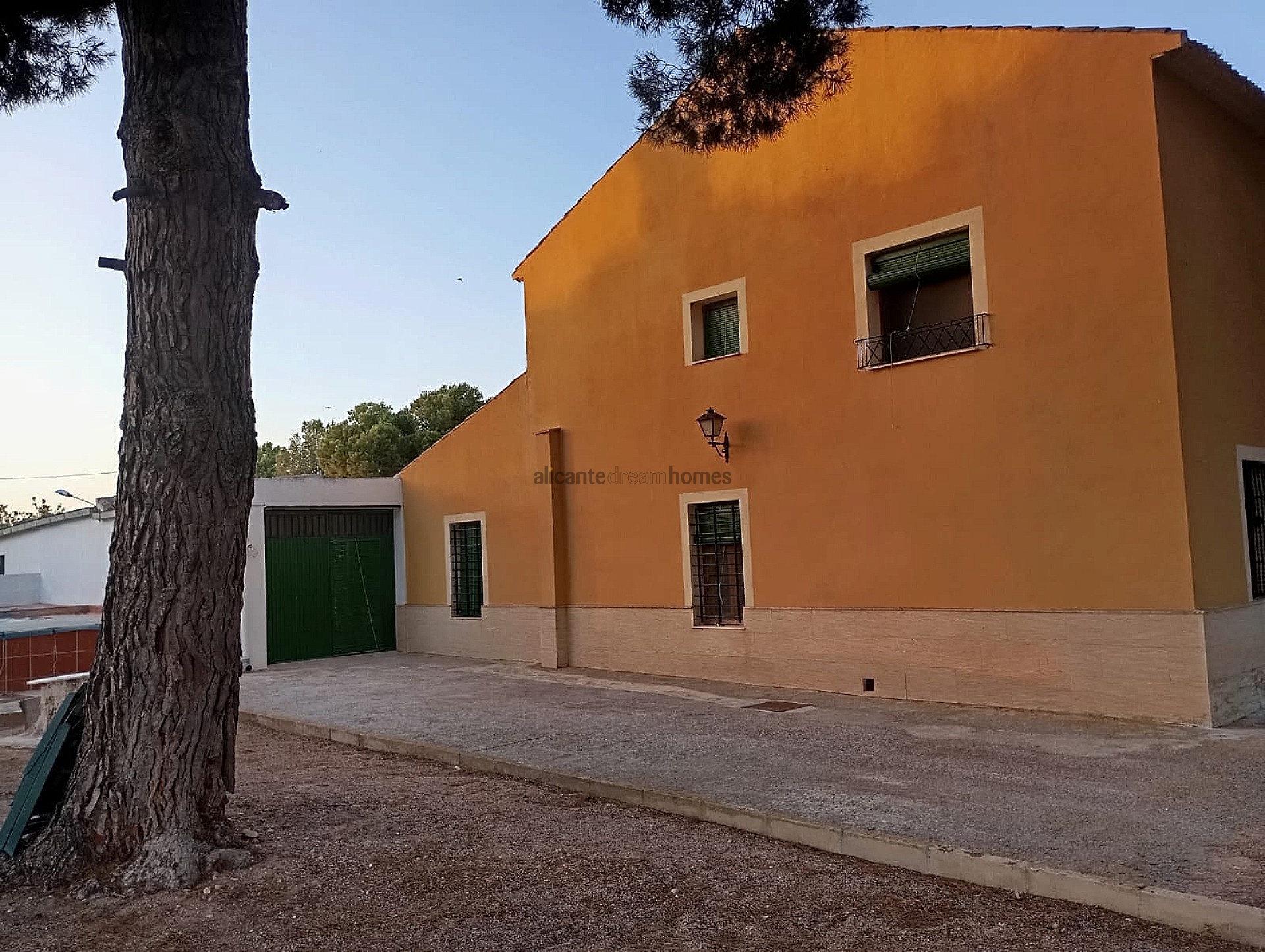 Resale - 3 Bedroom 2 Bathroom Country house in Yecla -  - Murcia