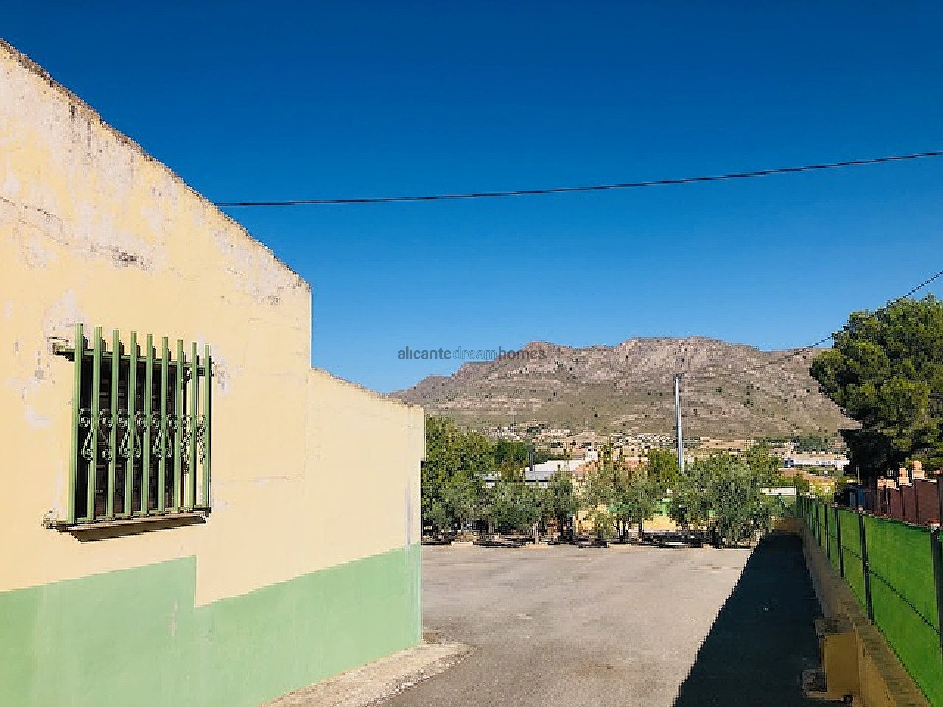 Resale - 4 Bedroom 1 Bathroom Country house in Yecla -  - Murcia