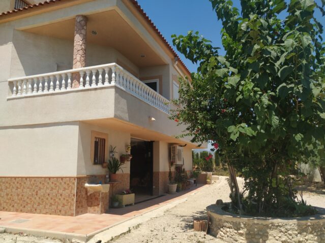 Resale - 5 Bedroom 3 Bathroom Villa in Fortuna -  - Murcia