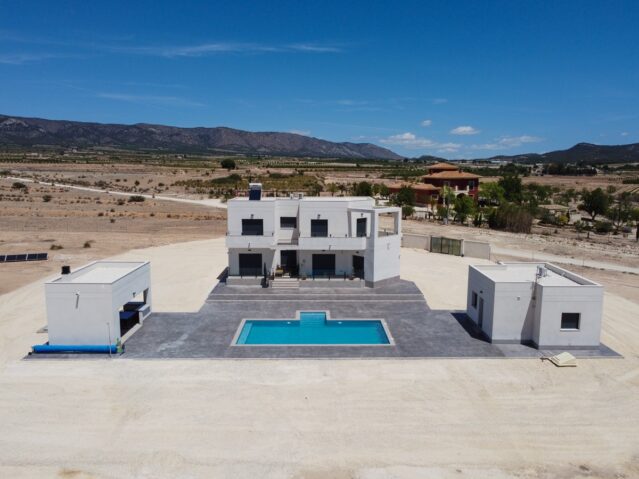 Resale - 4 Bedroom 3 Bathroom Villa in Pinoso -  - Alicante