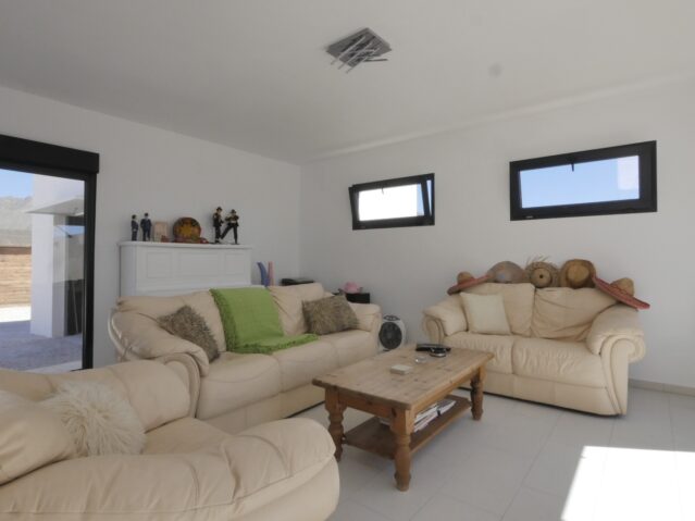 Resale - 3 Bedroom 2 Bathroom Villa in La Romana -  - Alicante