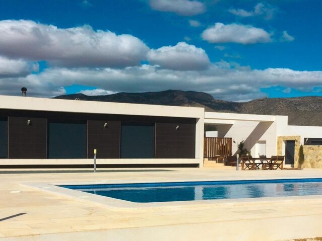 Resale - 3 Bedroom 2 Bathroom Villa in La Romana -  - Alicante