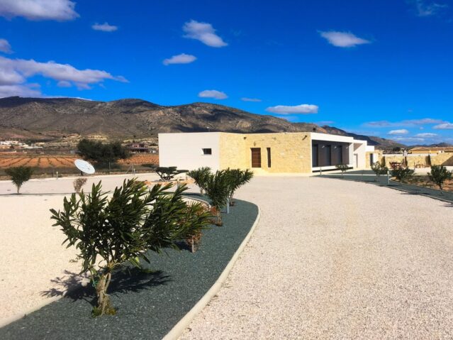 Resale - 3 Bedroom 2 Bathroom Villa in La Romana -  - Alicante