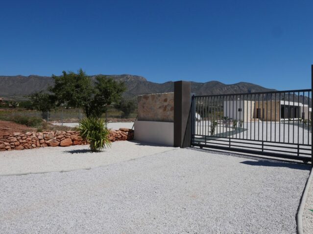 Resale - 3 Bedroom 2 Bathroom Villa in La Romana -  - Alicante