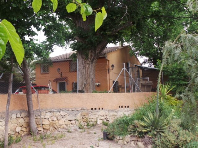 Resale - 6 Bedroom 2 Bathroom Villa in Chinorlet -  - Alicante