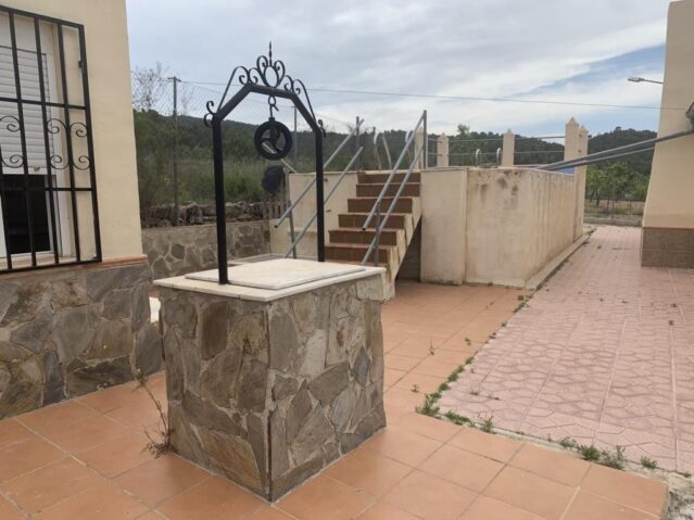 Resale - 4 Bedroom 1 Bathroom Villa in Pinoso -  - Alicante