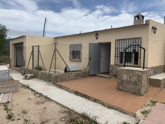 Resale - 4 Bedroom 1 Bathroom Villa in Pinoso -  - Alicante