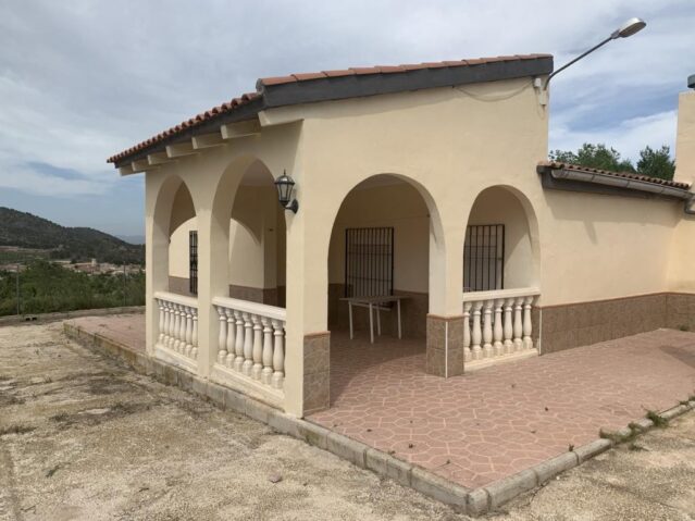 Resale - 4 Bedroom 1 Bathroom Villa in Pinoso -  - Alicante