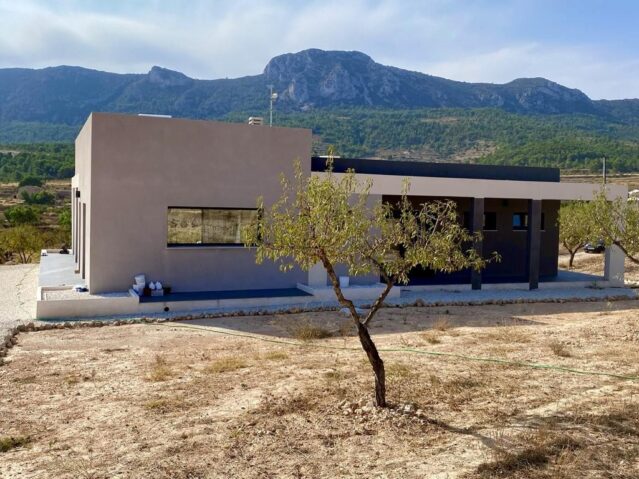 Resale - 3 Bedroom 2 Bathroom Villa in La Romana -  - Alicante