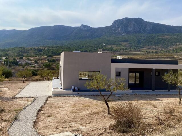 Resale - 3 Bedroom 2 Bathroom Villa in La Romana -  - Alicante